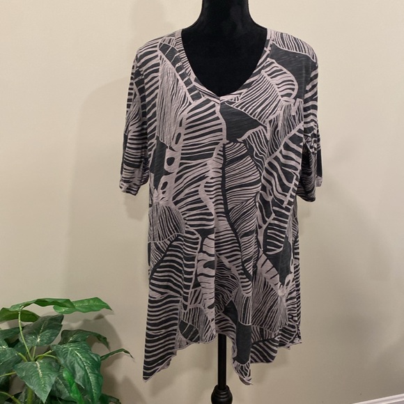iCantoo Black V-neck Short Sleeve Top with Tan Island Palm Print and Shark Hem - Picture 1 of 10